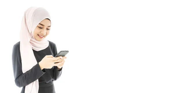 Retrato Hermosa Mujer Musulmana Asiática Hijab Negro Sonriendo Usando Teléfono —  Fotos de Stock