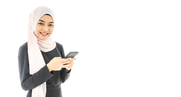 Портрет Красивой Азиатской Мусульманки Черном Хиджабе Улыбающейся Использующей Мобильный Телефон — стоковое фото