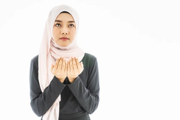アッラーのために祈る黒いヒジャーブの美しいアジアのイスラム教徒の女性の肖像 イスラム教徒の神 祈りの手 イスラム教徒の瞑想の祈り イスラム教徒の祈り 白い背景に隔離された — ストック写真