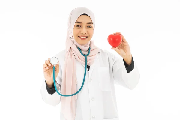 아름답고 무슬림 의사의 왼쪽에 심장을 청진기를 착용하고 미소를 행복하고 — 스톡 사진