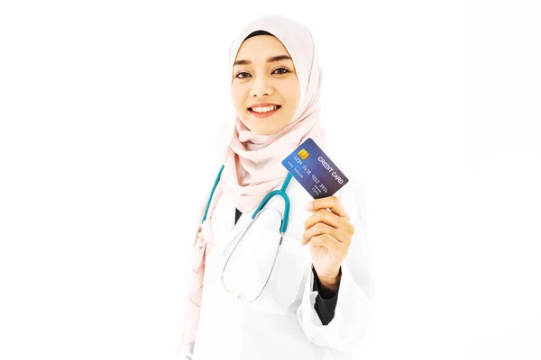 Портрет Прекрасної Мусульманки Лікаря Стетоскопі Стоїть Тримаючи Кредитну Картку Щасливим — стокове фото