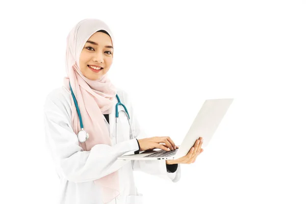 Ritratto Bella Giovane Donna Musulmana Medico Indossando Uniforme Medico Hijab — Foto Stock