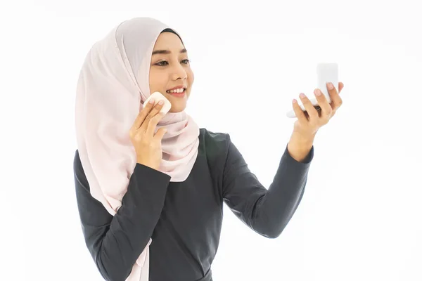 Retrato Sonriente Hermosa Joven Musulmana Con Hijab Limpieza Cara Con —  Fotos de Stock