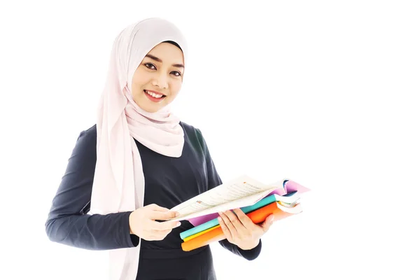 笑顔の美しい若いイスラム教徒の女性の肖像白い背景にカラフルな本を保持ヒジャブを身に着けている学生 教育試験準備コンセプト — ストック写真