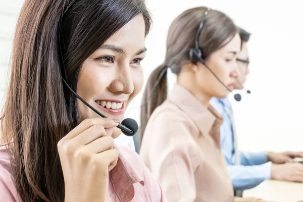 Call Center Service Desk Consultant Parlant Sur Téléphone Mains Libres — Photo