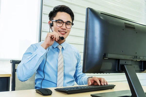 Call Center Service Desk Consultant Parler Sur Téléphone Mains Libres — Photo
