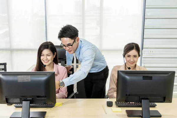 Customer Service Executive Trainer Assisting Her Team Office Business Team — Stock Photo, Image