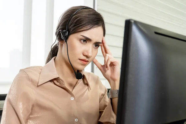 Call Center Service Desk Berater Gespräch Freisprechtelefon — Stockfoto