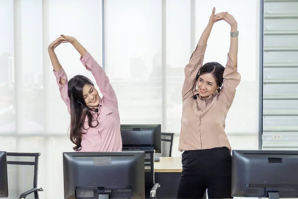 Deux Jeunes Femmes Affaires Asiatiques Tordues Soulagent Fatigue Travail Bureau — Photo