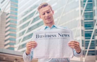 Ofis dışında ciddi sorunları olan bir işadamı gazetesini okurken başı ağrıyor