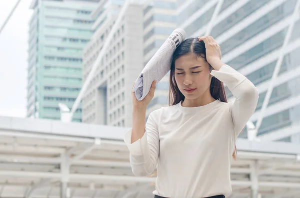 Mujer Negocios Leyendo Periódico Mirando Serio Ciudad —  Fotos de Stock