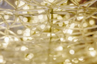 Noel ağacı süslemesinin şenlikli arka planı. Kış ve yeni yıl sezonu için çeşitli ışık ve bokeh.