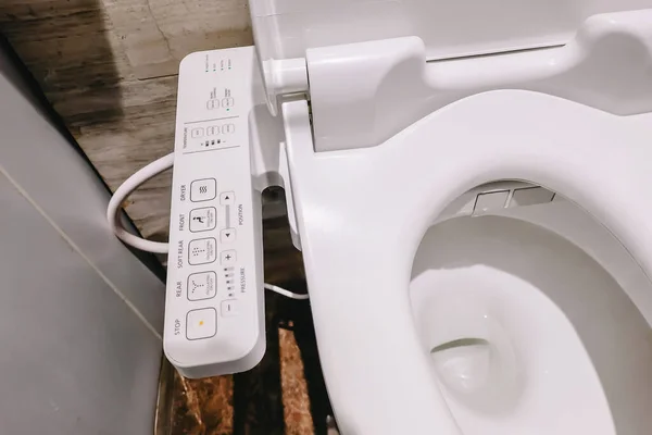 Tayland 'da elektronik taharet musluğu olan modern yüksek teknoloji tuvalet. Japon stili klozet, yüksek teknoloji hijyenik eşyalar..