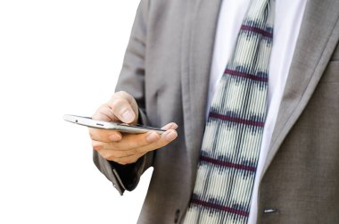 İzole edilmiş beyaz arkaplan üzerinde cep telefonu kullanan işadamı, kırpma yolu ile