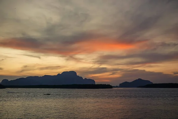 照明のピーク 山の湖の石 青空と日の出の黄色の太陽の光を持つ美しい風景 タイの山々と素晴らしいシーン — ストック写真