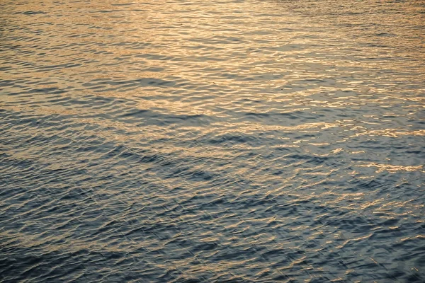 Wasseroberfläche Mit Wellen Und Sonnenreflexionen — Stockfoto