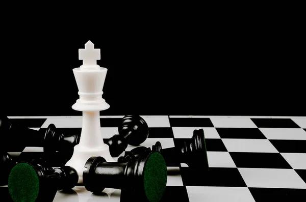 国王和骑士在黑暗背景下赢得国际象棋比赛 领导和团队合作理念的成功 国际象棋的概念拯救了国王 拯救了战略 — 图库照片