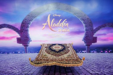 Bangkok - 26 Mayıs 2019: Aladdin 'de Aladdin (2019) filminin tanıtımı için Aladdin' deki bir alacakaranlık sahnesinin önündeki sihirli halının film standı