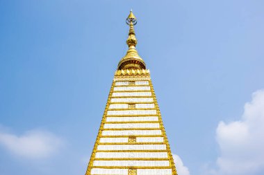 4 kenarlı şekil pagoda: Tayland 'ın Ubon Ratchathani ilindeki Phrathat Nong Bua' da beyaz ve altın pagoda mimari manzarası