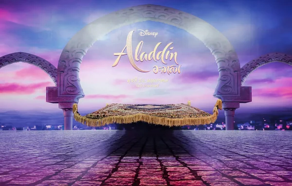 Bangkok - 26 Mayıs 2019: Aladdin 'de Aladdin (2019) filminin tanıtımı için Aladdin' deki bir alacakaranlık sahnesinin önündeki sihirli halının film standı