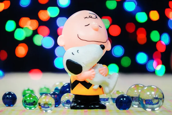 BANGKOK, THAILAND - 1 Haziran 2019: McDonald 's Happy Meal' den oyuncaklar misket ve renkli gece lambaları ile bokeh.