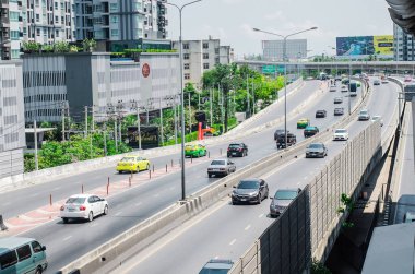 Bangkok Tayland - 07 Nisan 2019: Hafta sonu Bangkok 'tan şehir dışına giden yol trafiği kolay.
