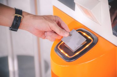 Müşteri, kafe restoranının sahibine ödeme yapmak için kredi kartı, nakitsiz teknoloji ve kredi kartı ödeme konsepti kullanıyor.