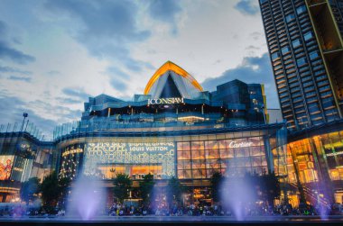 BANGKOK, THAILAND - 26 Haziran 2019: Nehir kıyısındaki Iregaram 'ın dış görünümü. ICON SIAM, Alacakaranlık, ICONIC Multimedya Suyunun 400 metreden fazla gerdiği Bangkok 'un yeni alışveriş merkezi ve dönüm noktası.