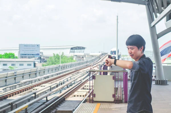 Vista Homem Asiático Ficar Olhar Para Seu Relógio Enquanto Espera — Fotografia de Stock