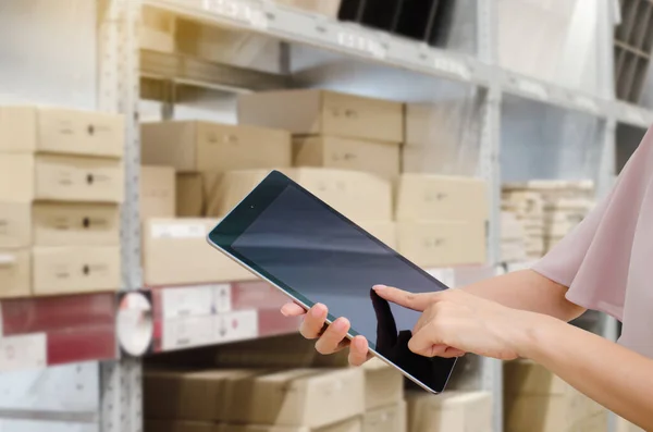 Joven Mujer Asiática Dedo Señalando Tableta Haciendo Inventario Del Producto —  Fotos de Stock