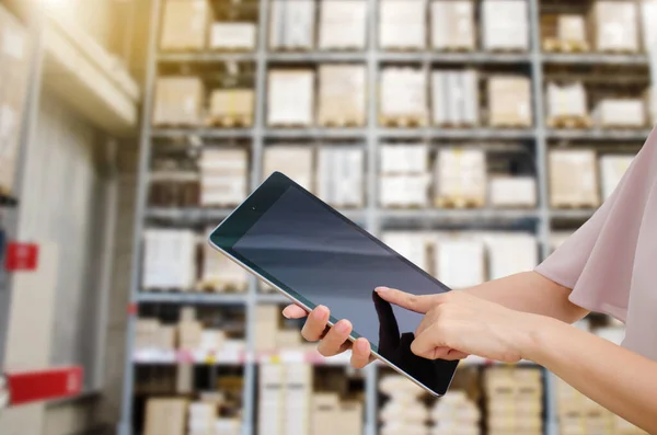 Mladá Asijská Žena Ukazující Prstem Tablet Při Inventuře Výrobku Lepenkové — Stock fotografie