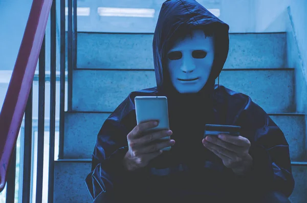 Anonieme Computer Hacker Wit Masker Hoodie Hacker Met Creditcard Met — Stockfoto