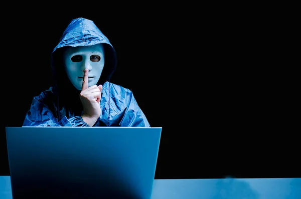 마스크와 후드를 익명의 컴퓨터 어두운 어두운 배경에 침묵의 데이터 인터넷 — 스톡 사진
