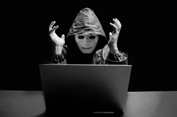마스크와 후드를 익명의 컴퓨터 바이러스 데이터 인터넷 사이버 개념으로 노트북에서 — 스톡 사진
