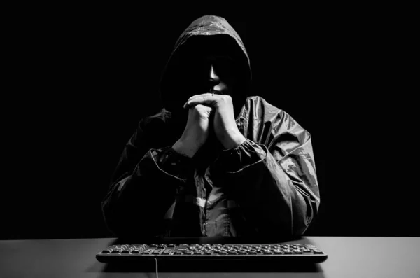 Анонимный Компьютерный Хакер Белой Маске Толстовке Затемненное Темное Лицо Клавиатурным — стоковое фото
