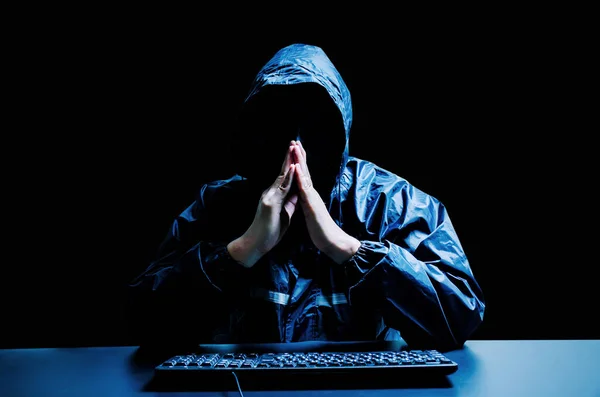 Beyaz Maskeli Kapüşonlu Isimsiz Bilgisayar Korsanı Karanlıkta Klavye Bilgisayarı Olan — Stok fotoğraf