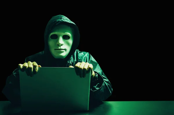 Beyaz Maskeli Kapüşonlu Isimsiz Bilgisayar Korsanı Karanlık Bir Yüz Veri — Stok fotoğraf