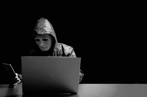 Beyaz Maskeli Kapüşonlu Isimsiz Bilgisayar Korsanı Karanlık Yüz Akıllı Telefondan — Stok fotoğraf