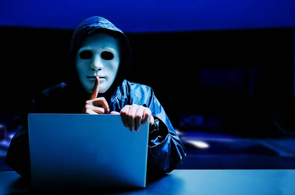 Hacker Computador Anônimo Máscara Branca Hacker Computador Anônimo Máscara Branca — Fotografia de Stock