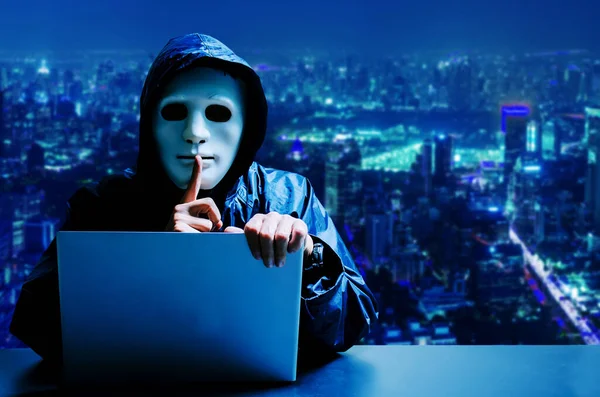 Hacker Computador Anónimo Com Máscara Branca Capuz Rosto Escuro Obcecado — Fotografia de Stock
