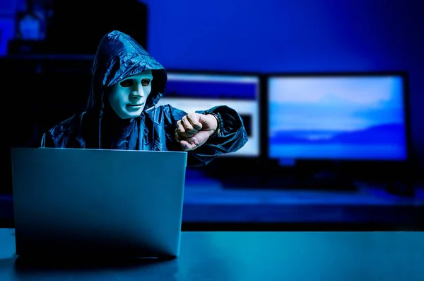 마스크와 후드를 익명의 컴퓨터 사이버 공격을 노트북 컴퓨터를 사용하여 인터넷 — 스톡 사진