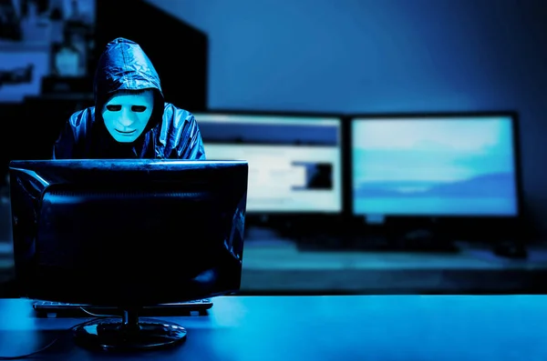 Beyaz Maskeli Kapüşonlu Isimsiz Bilgisayar Korsanı Karanlık Yüz Ortada Duruyor — Stok fotoğraf