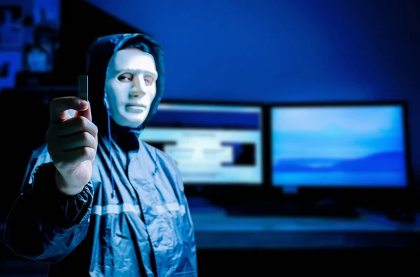 Hacker Computador Anónimo Com Máscara Branca Capuz Cara Escura Obcecada — Fotografia de Stock