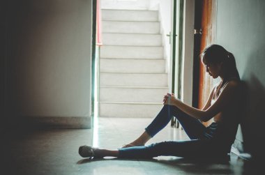 Karanlıkta tek başına oturan üzgün ve ciddi kadınların silueti dizlerine sarılıp eski dairelerine, aile içi şiddete, strese, şiddete depresyona ve intihara karşı dururlar.