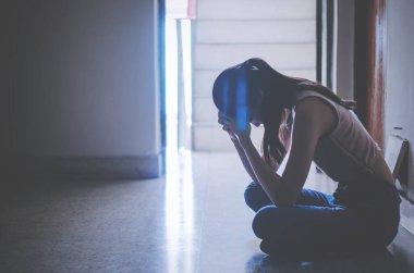 Karanlıkta tek başına oturan üzgün ve ciddi kadınların silueti dizlerine sarılıp eski dairelerine, aile içi şiddete, strese, şiddete depresyona ve intihara karşı dururlar.