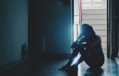 Karanlıkta tek başına oturan üzgün ve ciddi kadınların silueti dizlerine sarılıp eski dairelerine, aile içi şiddete, strese, şiddete depresyona ve intihara karşı dururlar.