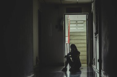 Karanlıkta tek başına oturan üzgün ve ciddi kadınların silueti dizlerine sarılıp eski dairelerine, aile içi şiddete, strese, şiddete depresyona ve intihara karşı dururlar.