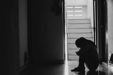 Karanlıkta tek başına oturan üzgün ve ciddi kadınların silueti dizlerine sarılıp eski dairelerine, aile içi şiddete, strese, şiddete depresyona ve intihara karşı dururlar.