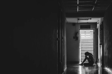 Karanlıkta tek başına oturan üzgün ve ciddi kadınların silueti dizlerine sarılıp eski dairelerine, aile içi şiddete, strese, şiddete depresyona ve intihara karşı dururlar.