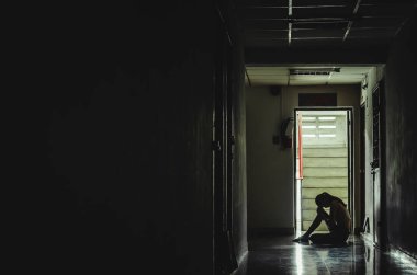 Karanlıkta tek başına oturan üzgün ve ciddi kadınların silueti dizlerine sarılıp eski dairelerine, aile içi şiddete, strese, şiddete depresyona ve intihara karşı dururlar.
